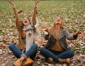 Две девушки сидят на земле