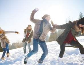 молодежь играет в снежки