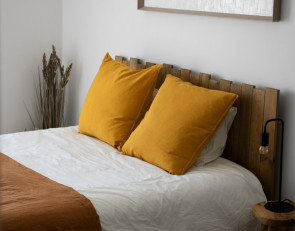 кровать с подушками