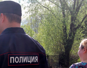 Полицейский опрашивает граждан