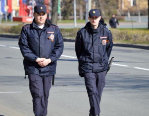 Полицейские на улице города