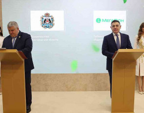 Помбухчан и Дронов подписывают соглашение_мегафон