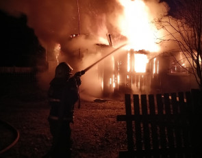 пожарные тушат дом