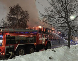 пожарная машина на месте пожара