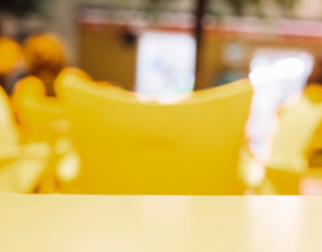 желтый стул и фон