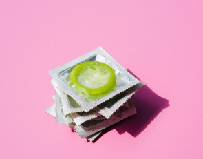 Презервативы на столе