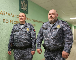 Приставы спасли водителя