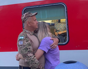 Прощание с женой на вокзале в Петрозаводске