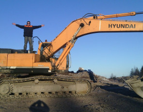 человек на экскаваторе