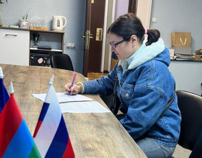 женщина пишет заявление на расселение