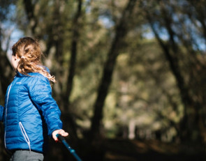 девочка на прогулке