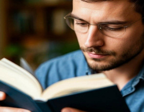 Мужчина с книгой