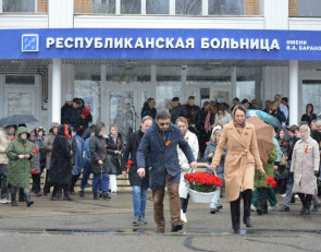 Памятник погибшим медикам у Республиканской больницы