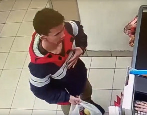 мужчина в магазине