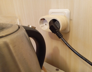 розетка и чайник