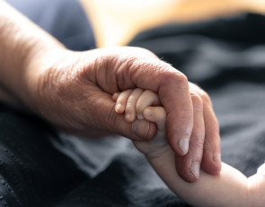 руки_взрослый_ребенок