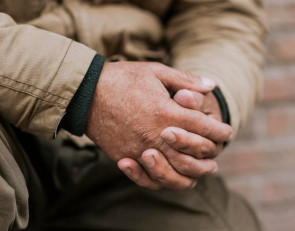 руки старика