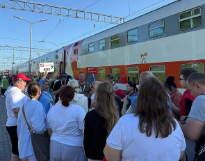 пассажиры на перроне