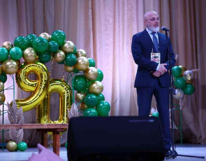 Шандалович на юбилее школы