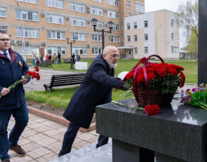 Шандалович возлагает цветы
