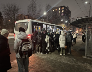 Школьники на остановке