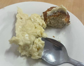 тарелка со школьным обедом