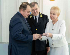 Шмаеник вручает удостоверение мирового судьи