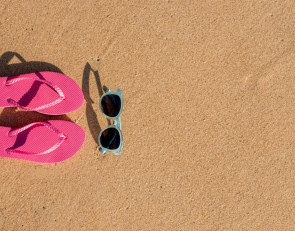 пляж и шлепанцы