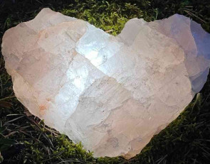 сердце из розового кварца