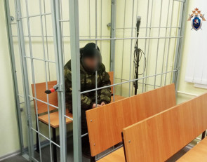 мужчина за решеткой