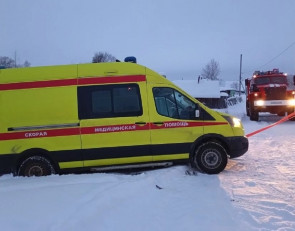 Скорая в сугробе