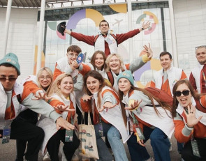 группа молодежи на слете