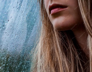 Девушка в слезах