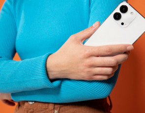 девушка со смартфоном