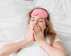 Девушка спит