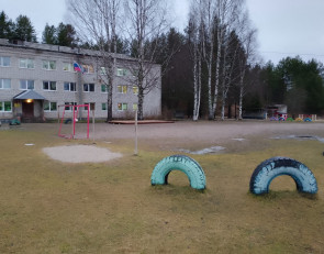 школа в поселке Матросы и спортплощадка