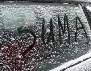 слово зима на стекле