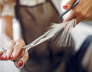стрижка волос