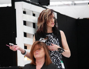 женщина в парикмахерской