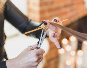 стрижка волос в парикмахерской