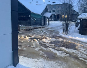 Вода из прорванной трубы разлилась по улице