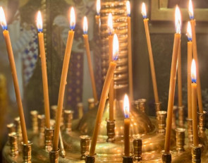 Горящие свечи в церкви