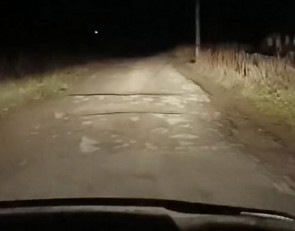 фары светят на дорогу