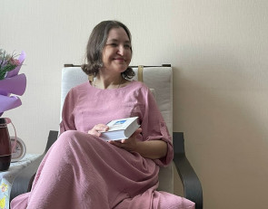 женщина сидит в кресле