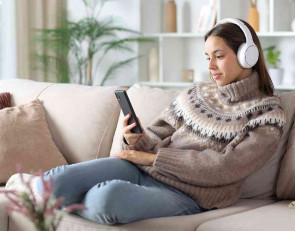 девушка с телефоном