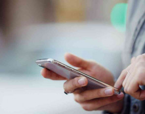 телефон в руках