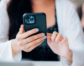 телефон в руках