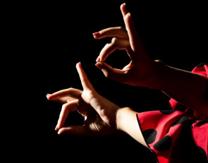 женщина в танце руки