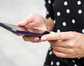 девушка с мобильником