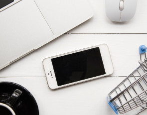 Телефон на столе